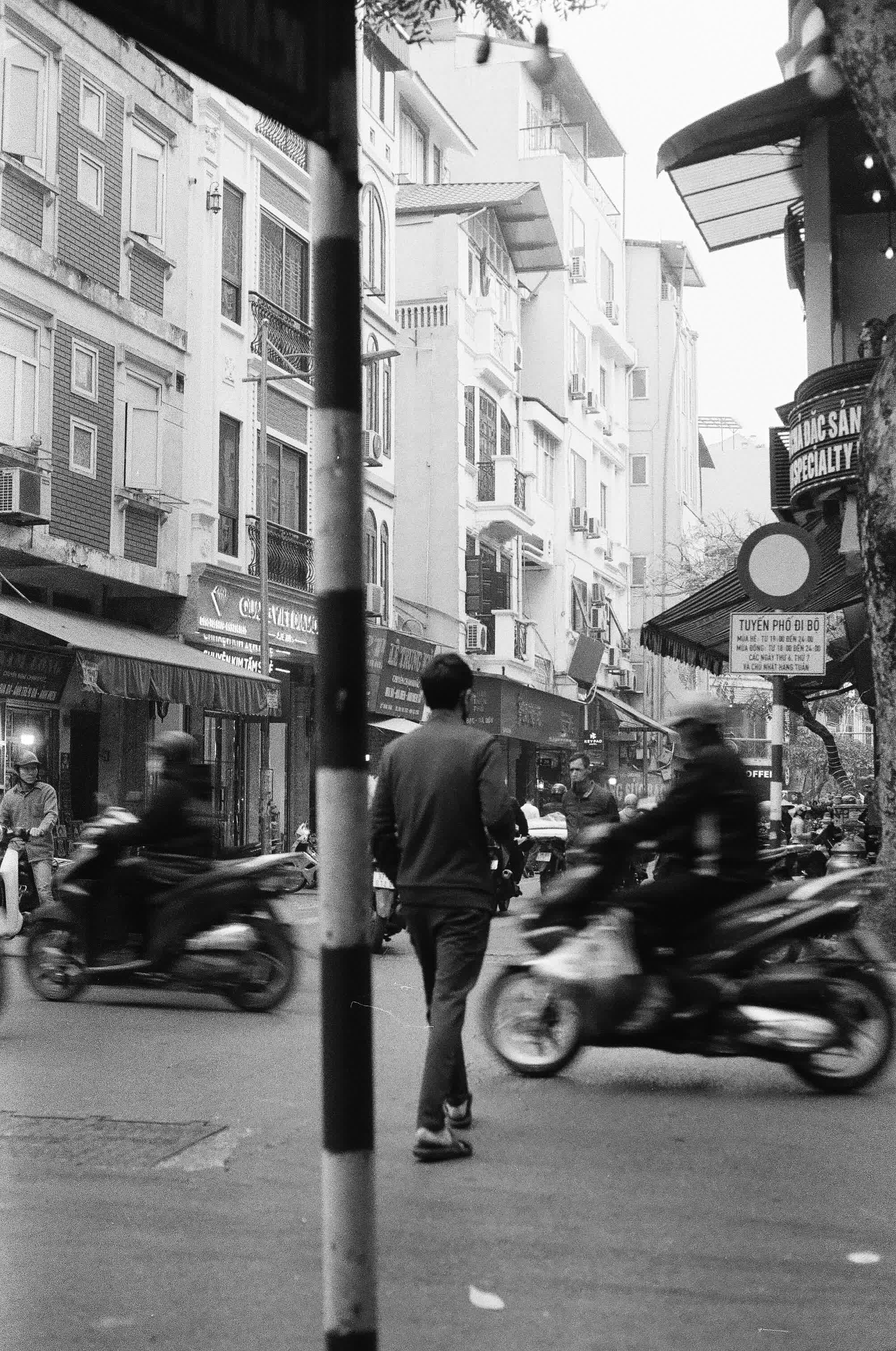 Hanoi. Canon FTb. Ilford HP5 Plus.